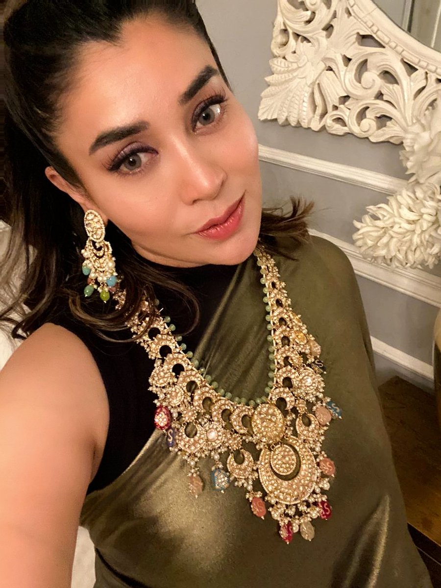 KomalRizviZ's tweet photo. Attending a Mehndi after ages!!! After many years I was reminded that it's SOOO FUN to get all jazzed up for a desi event!
Note to self: try to attend more mehndis! Wohooooo!
Jewelry by #allurebymht #KomalrizviOfficial #TrulyKomal #allurebymht #mehndi #pakistaniwedding https://t.co/znYTNwBZSX