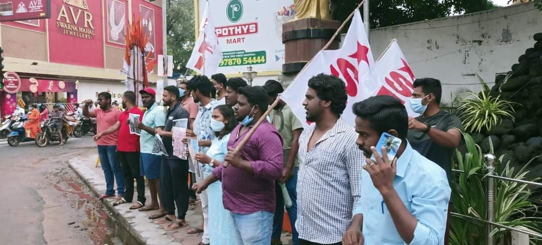 sfipuducherry's tweet photo. விவசாய விரோத சட்டம் ரத்து!மத்திய பாஜக அரசின் 3வேளாண் சட்டங்களுக்கு எதிராக ஓராண்டாக டெல்லியில் போராடி வரும் விவசாயிகளுக்கு கிடைத்த வெற்றியை கொண்டாடும் வகையில் SFI-DYFI சார்பில் புதுச்சேரி ராஜா திரையரங்கு அருகில் இனிப்பு வழங்கபட்டது. 
#VictoryForUnitedStruggle #FarmersProtest #SFI https://t.co/cN80GApCaT