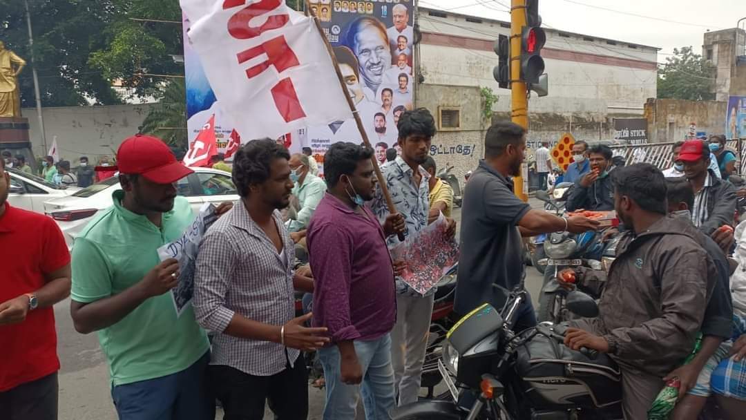 sfipuducherry's tweet photo. விவசாய விரோத சட்டம் ரத்து!மத்திய பாஜக அரசின் 3வேளாண் சட்டங்களுக்கு எதிராக ஓராண்டாக டெல்லியில் போராடி வரும் விவசாயிகளுக்கு கிடைத்த வெற்றியை கொண்டாடும் வகையில் SFI-DYFI சார்பில் புதுச்சேரி ராஜா திரையரங்கு அருகில் இனிப்பு வழங்கபட்டது. 
#VictoryForUnitedStruggle #FarmersProtest #SFI https://t.co/cN80GApCaT