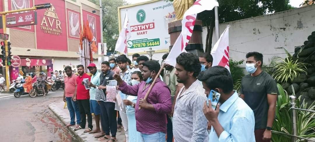 sfipuducherry's tweet photo. விவசாய விரோத சட்டம் ரத்து!மத்திய பாஜக அரசின் 3வேளாண் சட்டங்களுக்கு எதிராக ஓராண்டாக டெல்லியில் போராடி வரும் விவசாயிகளுக்கு கிடைத்த வெற்றியை கொண்டாடும் வகையில் SFI-DYFI சார்பில் புதுச்சேரி ராஜா திரையரங்கு அருகில் இனிப்பு வழங்கபட்டது. 
#VictoryForUnitedStruggle #FarmersProtest #SFI https://t.co/cN80GApCaT