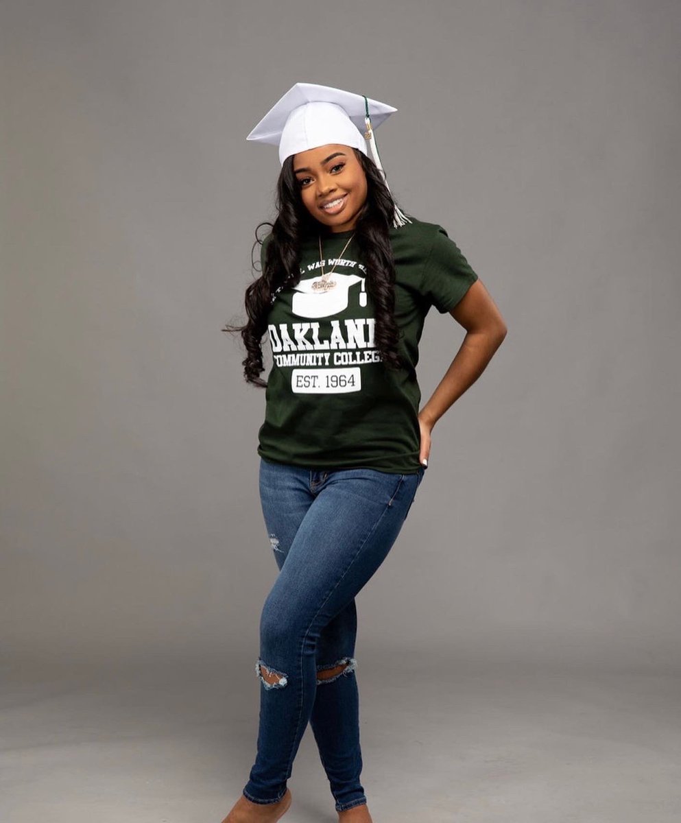 _ForeverTamyia's tweet photo. I DID IT. I graduated from nursing school. I am overly proud of myself this journey was tough but I kept fighting. I DID NOT give up. I am officially a Registered Nurse💚 https://t.co/1PhrAJFtHX
