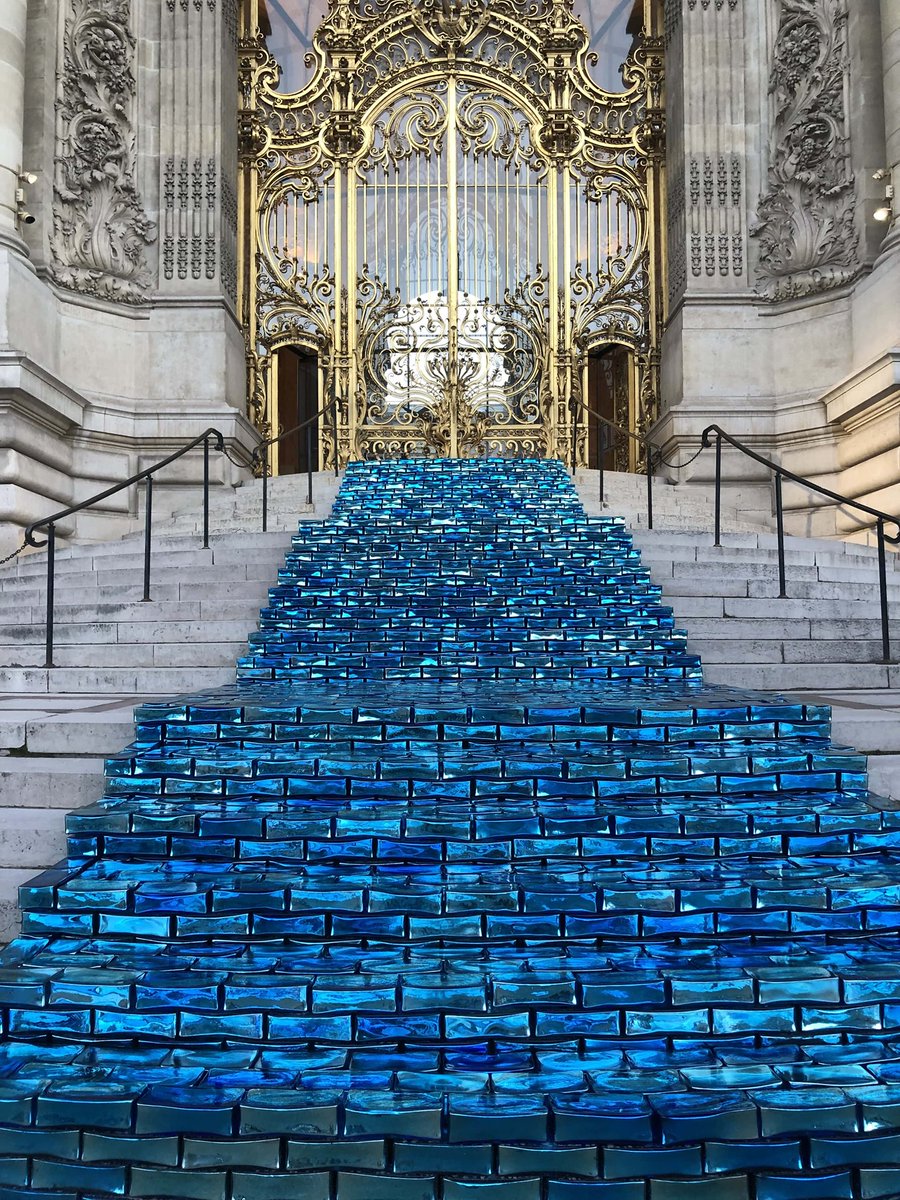 #PhotoDuJour 💎
La Rivière bleue de Jean-Michel Othoniel présentée dans « Le Rêve de Narcisse » au Petit Palais ✨
📷 ©Lise Léger
+ d'infos : trib.al/xHWmegA
#PetitPalais #Othoniel #Paris