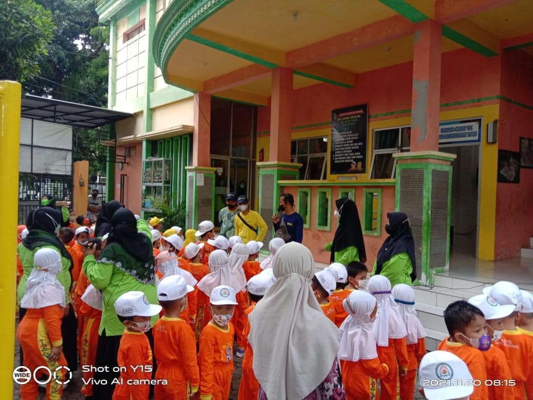 Adik² TK Al-Qomar lagi belajar berkebun di sekolah, dipandu paman² dari <a href="/bwangiberkebun/">Banyuwangi Berkebun</a> 😄👌
Pupuk semangat belajar mencintai alam dimulai dari langkah sederhana, menanam tanaman di sekitar kita 😊 Selamat Berkebun!! 💪