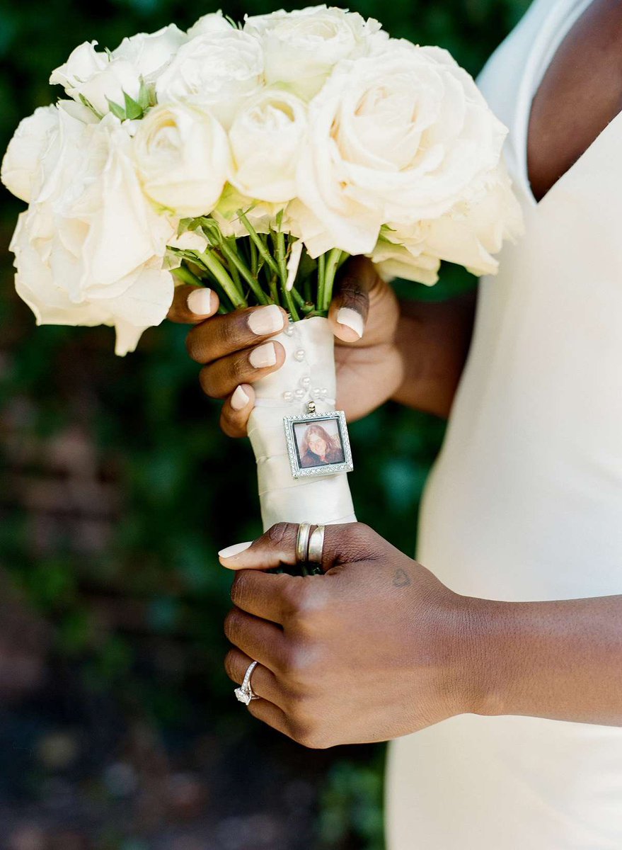 TJsDesignsEvent's tweet image. To create something exceptional, your mindset must be relentlessly  focused on the smallest details placing the framed picture of the bride&apos;s late mother on the beautiful bouquet of  white roses. Elegance is the beauty that shows unusual effectiveness and simplicity. #teamtjs