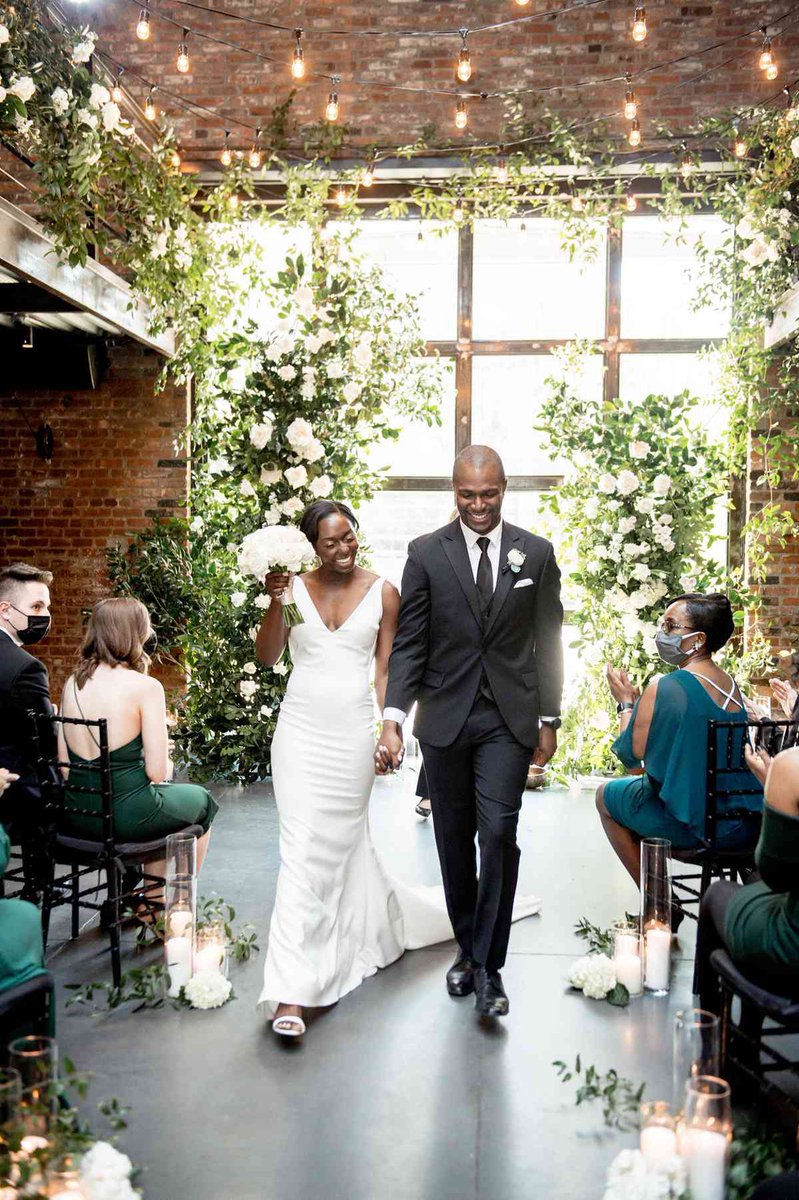 TJsDesignsEvent's tweet image. To create something exceptional, your mindset must be relentlessly  focused on the smallest details placing the framed picture of the bride&apos;s late mother on the beautiful bouquet of  white roses. Elegance is the beauty that shows unusual effectiveness and simplicity. #teamtjs