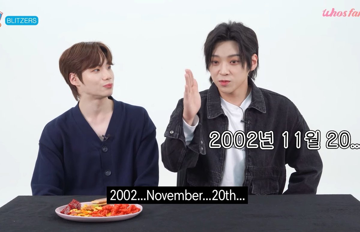 han02l9's tweet photo. the next part also when go_u guessed chris' birthday wrong but chris still cheered for him LMAO then go_u tried to change it up but still got it wrong ㅋㅋ 준호 당신 어머니의 생일을 알고 있나요?
#블리처스 #BLITZERS #RisGO #PICK_YOUR_SNACK #Whosfan https://t.co/2E0bYi0trH