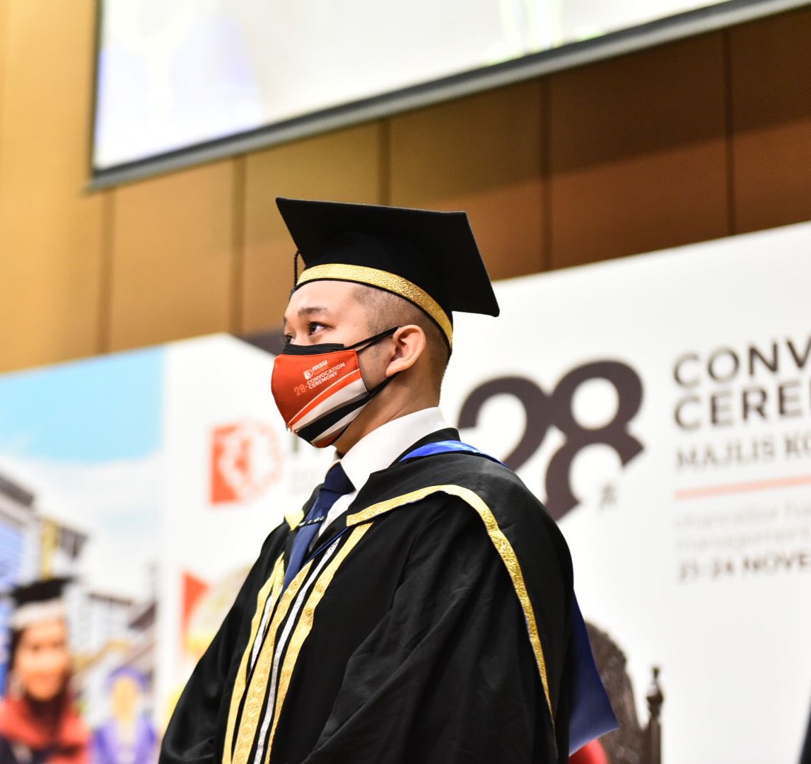 MohdShukriYajid's tweet photo. Congratulations to Mohd Sufyan Shamsir of Bachelor in International Business as the recipient of the Chancellor Gold Medal Award in conjunction with MSU 28th Convocation. Keep striving to go beyond great &amp; impact others. @MSUMalaysia #go2MSU #MSUconvo28 @SufyanShamsir https://t.co/gYVMv94U5Y