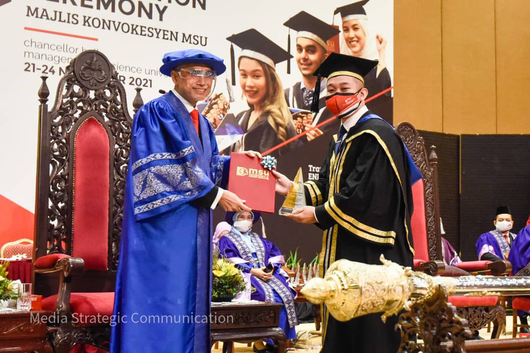 MohdShukriYajid's tweet photo. Congratulations to Mohd Sufyan Shamsir of Bachelor in International Business as the recipient of the Chancellor Gold Medal Award in conjunction with MSU 28th Convocation. Keep striving to go beyond great &amp; impact others. @MSUMalaysia #go2MSU #MSUconvo28 @SufyanShamsir https://t.co/gYVMv94U5Y