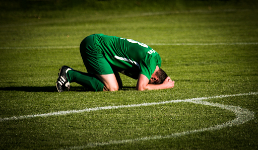 viaggrego's tweet photo. Un #numero «insolitamente elevato» di #Calciatori stanno #crollando in #Campo per problemi #Cardiaci. Lecito chiedersi se cio' possa essere imputato ai #Vaccini? La #lista del #quotidiano tedesco https://t.co/Mgt7dwJ3gO https://t.co/9vHRoogtEg