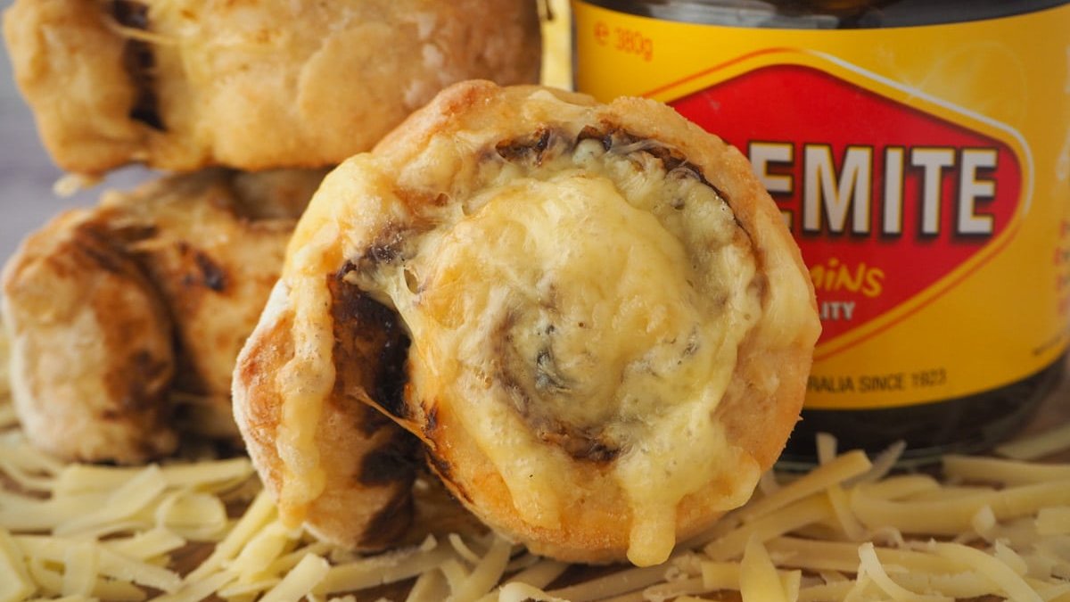 These cheesymite scrolls are a classic Aussie treat and so easy to make aussiehomecook.com/cheesymite-scr…