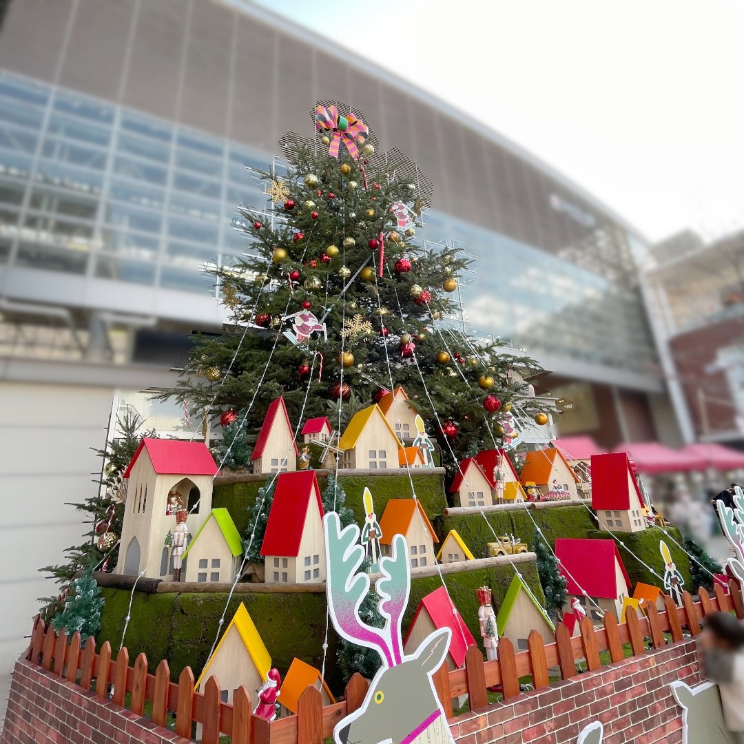 kimamayans's tweet photo. 今年初のクリスマスツリー。もう、そういう季節なのですね。

昨日は電車やバスに乗って、お店をブラブラと。
プラザは女子たちがいっぱい、かわいいグッズもいっぱいでした。
歩きすぎて、足が… 😹
今日は湿布を貼っております。

https://t.co/UbNhYcZMmV

#クリスマスツリー
#プラザ
#散歩 https://t.co/VF8BGo4Mkd