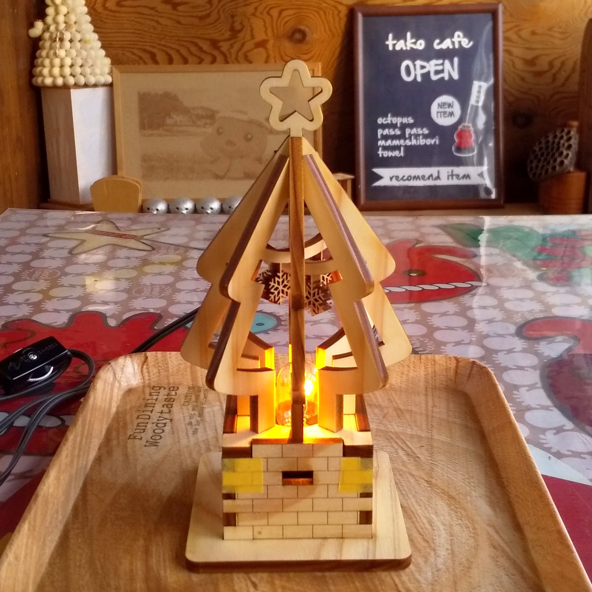 Yes_factory's tweet image. Yes工房の某スタッフが試作中のクリスマスツリー型のフロアランプの試作４号ができました。コメントをお寄せ頂いた皆様ありがとうございます。色々参考にさせて頂きました。いかがですか？
試作２号→試作３号→試作４号
#クリスマス #ツリー #フロアランプ #フロアライト