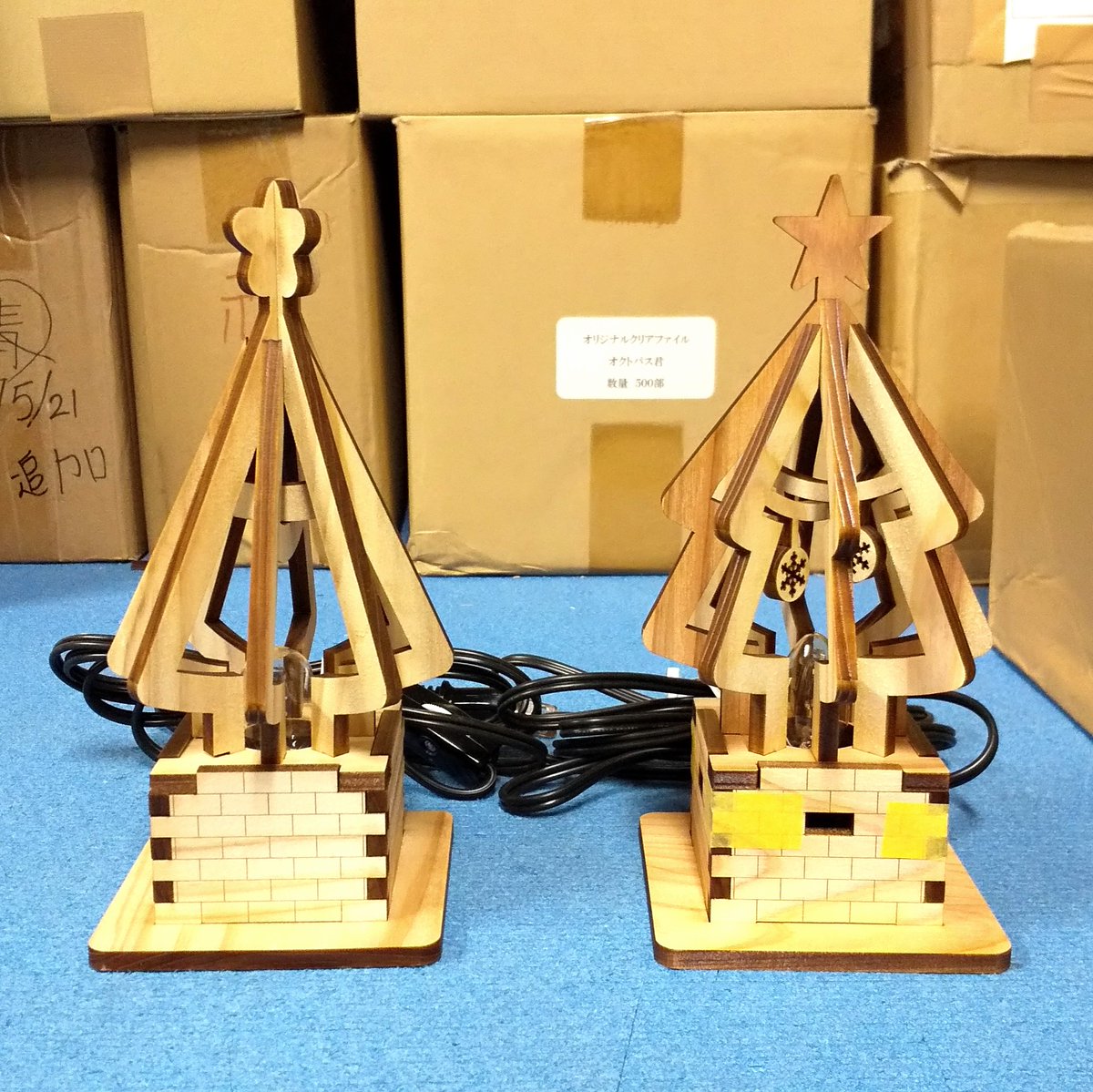 Yes_factory's tweet image. Yes工房の某スタッフが試作中のクリスマスツリー型のフロアランプの試作４号ができました。コメントをお寄せ頂いた皆様ありがとうございます。色々参考にさせて頂きました。いかがですか？
試作２号→試作３号→試作４号
#クリスマス #ツリー #フロアランプ #フロアライト