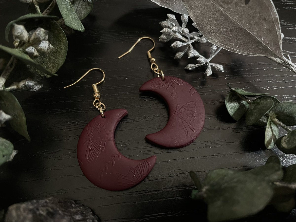 Trying to get 5 more orders by the end of the month to meet my goal 🥺🖤 I’d love if you checked my shop out! Even a store fav goes a long way and means the world to me!