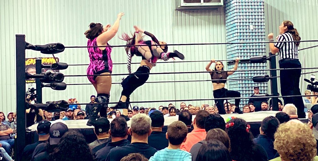 MissionProWres's tweet photo. What a night!!! THANK YOU Mission Pro fans for coming out to @SouthernStarBC for #MPWSeatoShiningSea and watching the show on @TitleMatchWN!
#MPWWatchParty

Our next show is December 11th #MPWSilverBells in San Antonio for the @salarmysatx. 🎟 on sale now!
https://t.co/72DaD6HHxJ https://t.co/q9rUoz7mch