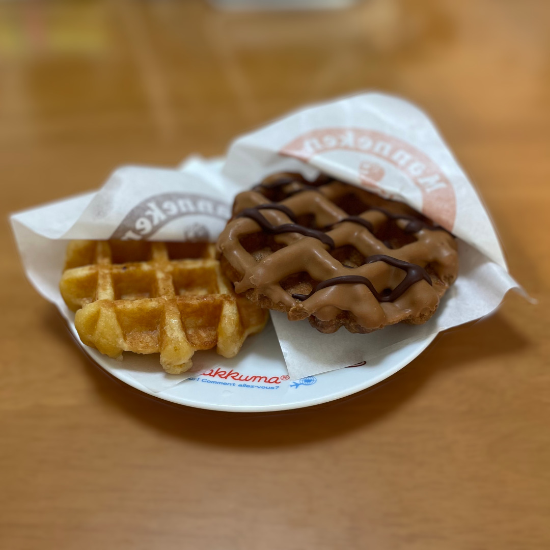kimamayans's tweet photo. いっぱい歩いたので、自分へのご褒美に。顔がゆるむ〜。
美味しかったです。😻

https://t.co/xyAS4fdPCo

#マネケン
#ワッフル
#キャラメルりんごワッフル
#北海道濃厚バターワッフル https://t.co/KxeSvpeqmt