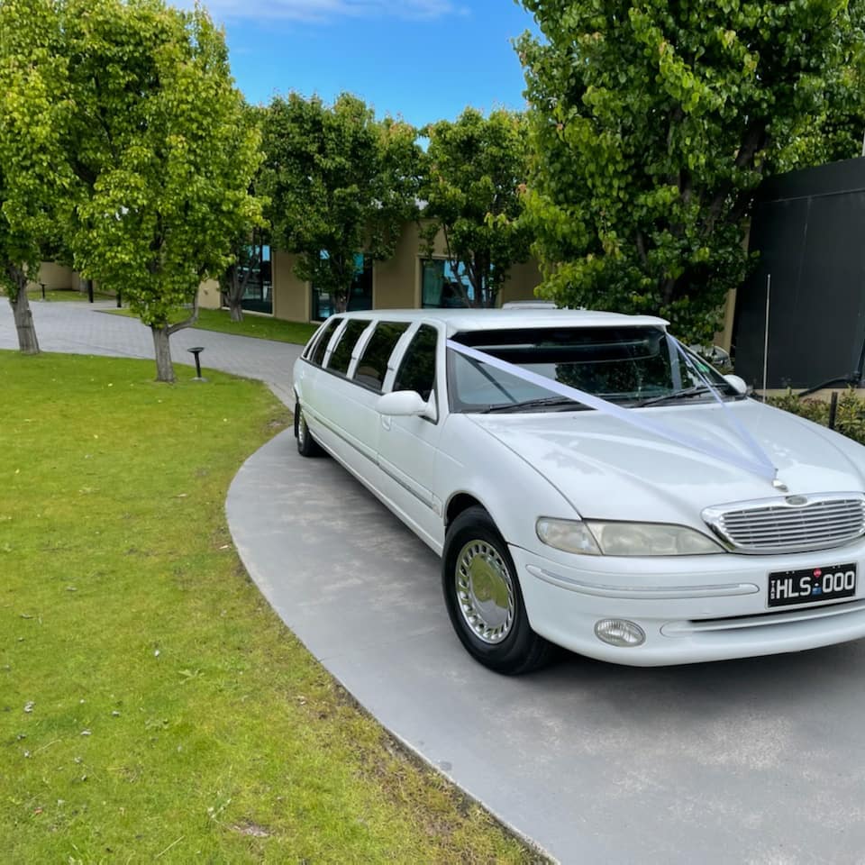 HobartLimo's tweet photo. Saturday 20th November 2021. Our 2nd wedding for the day. Wedding transfer to Glen Albyn Estate @glenalbynestate #wedding #bridesmaids #saturdaywedding #hobart #limo #stretchlimo #weddingday #marriedintasmania @HobartLimo https://t.co/ItjC2VaPjC