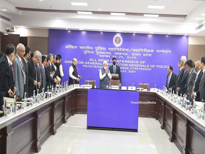 jmdnewsflash's tweet image. #LucknowUpdate
डीजीपी कॉन्फ्रेंस में तीसरे भाग ले रहे हैं पीएम मोदी। शाम 4:20 बजे तक डीजीपी कॉन्फ्रेंस में रहेंगे पीएम। NSA अजित डोभाल और गृहमंत्री अमित शाह मौजूद। लखनऊ में पहली बार DGP कॉन्फ्रेंस का हो रहा है आयोजन... 
#DGPconference 
@PMOIndia @CMOfficeUP