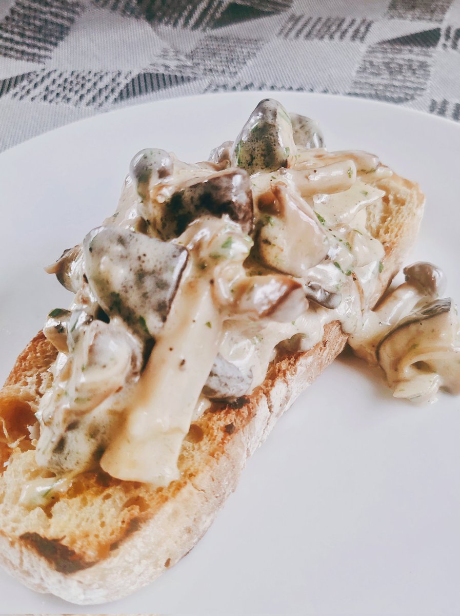 strangetalespod's tweet photo. Cheesy garlic mushrooms on toast
#foodie
#snack
#ontoast
#delicious https://t.co/mTgBhgKVMk