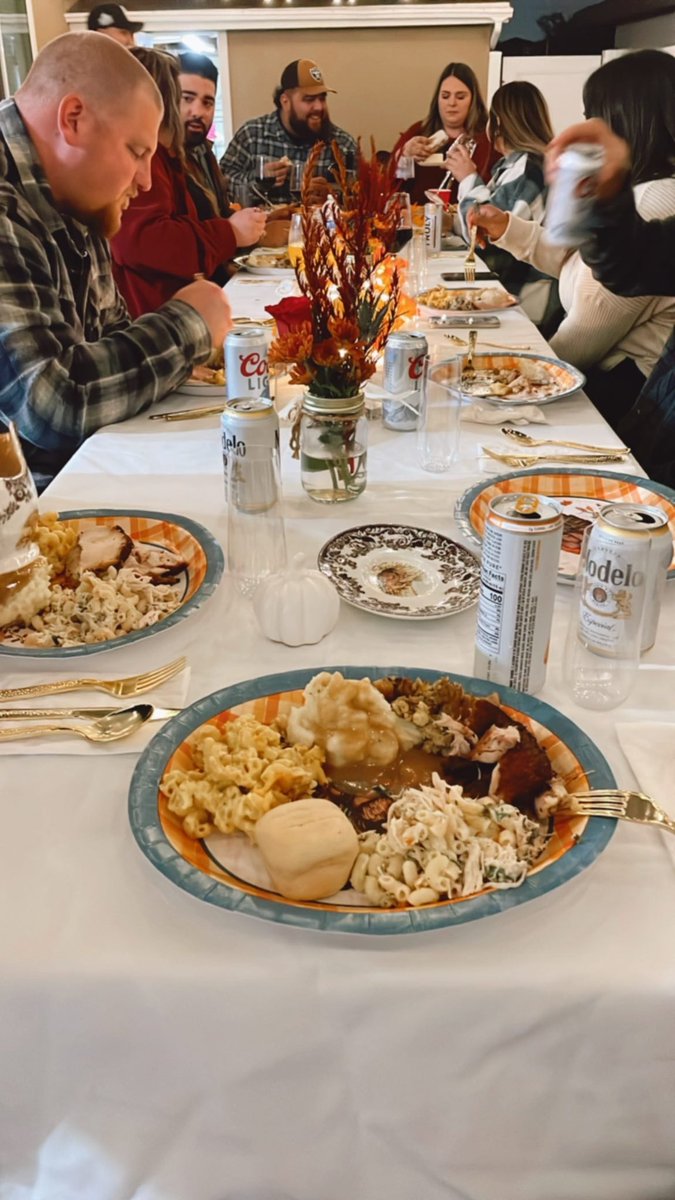 _yudie's tweet photo. Friendsgiving ✨ https://t.co/HBTUrsqJgc