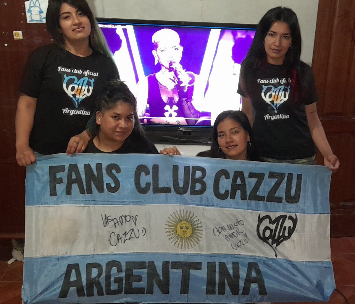 FcCazzuArg's tweet photo. Y bueno se fue #Error93 y la jefa se mando tremendo show para despedirlo y pensar que hace 2 años estábamos a 1 o 2 días de vivirlo en el Luna Park. pero bueno acá estamos viviendo lo como si estuviésemos ahí con vos🥰
Te amamos @cazzuoficial sos increíble 💜💜 https://t.co/A03mEIp348