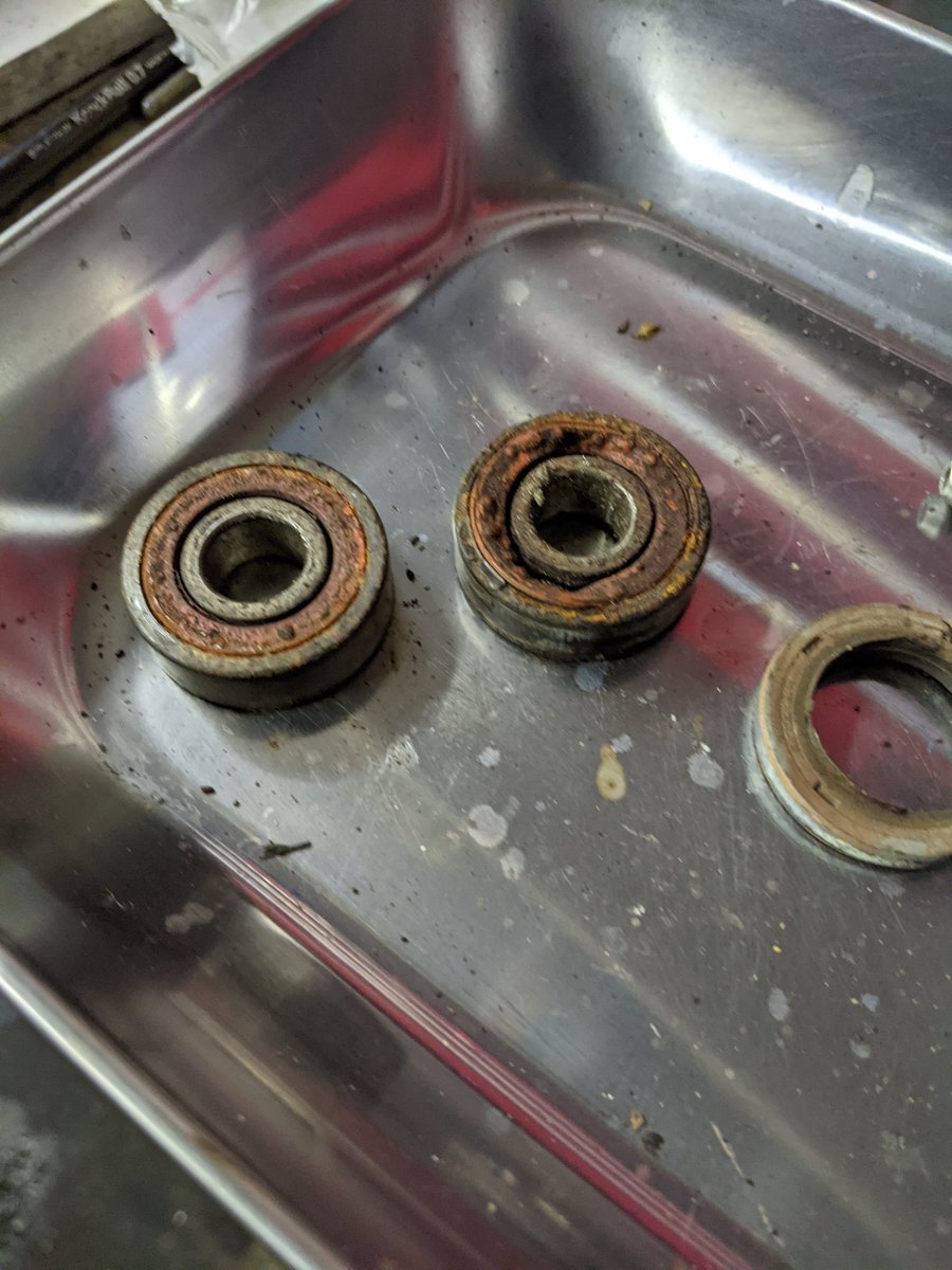 FGmotorcycle's tweet photo. ホンダ NS-1 フロントホイールベアリング&amp;シール交換
水が入ってベアリングが駄目になるのでタイヤ交換の際にはオイルシール左右要チェックです
ベアリングのグリスもねー🐸 https://t.co/LgBIav5L0t