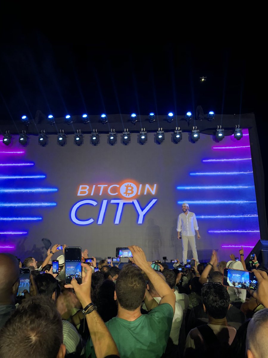 CarterBit's tweet photo. El mejor final para la #labitconfweek
#BitcoinCity será real.@nayibbukele 🇷🇴 🤜🤛🇸🇻 https://t.co/kPWLYLDlEU