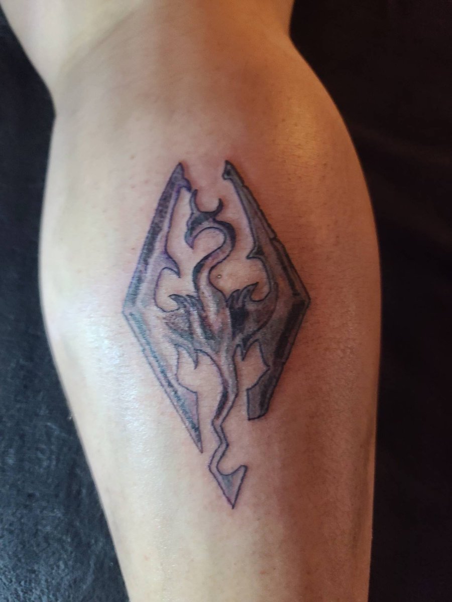 RGames93's tweet photo. I'm late, but happy anniversary @ElderScrolls Skyrim!! 
Just got this today.✌️
#game #TwitchStreamers #SkyrimAnniversaryEdition #RPG #elderscrolls https://t.co/8Efqx8L6Zp
