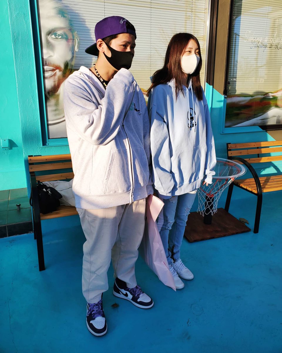 doek9's tweet photo. いつもお世話になっているY君👫
新作のSUNDYOFFCULBお買い上げ頂きました。パンツも色々コーデ試してみてね✨😀
またおまちしております😎
https://t.co/nhjO5HCwnf
#doek #北海道スニーカーショップ #スニーカーコーデ #factorx #jordan1curtpurple #sundayoffclub https://t.co/62k1KklFmT