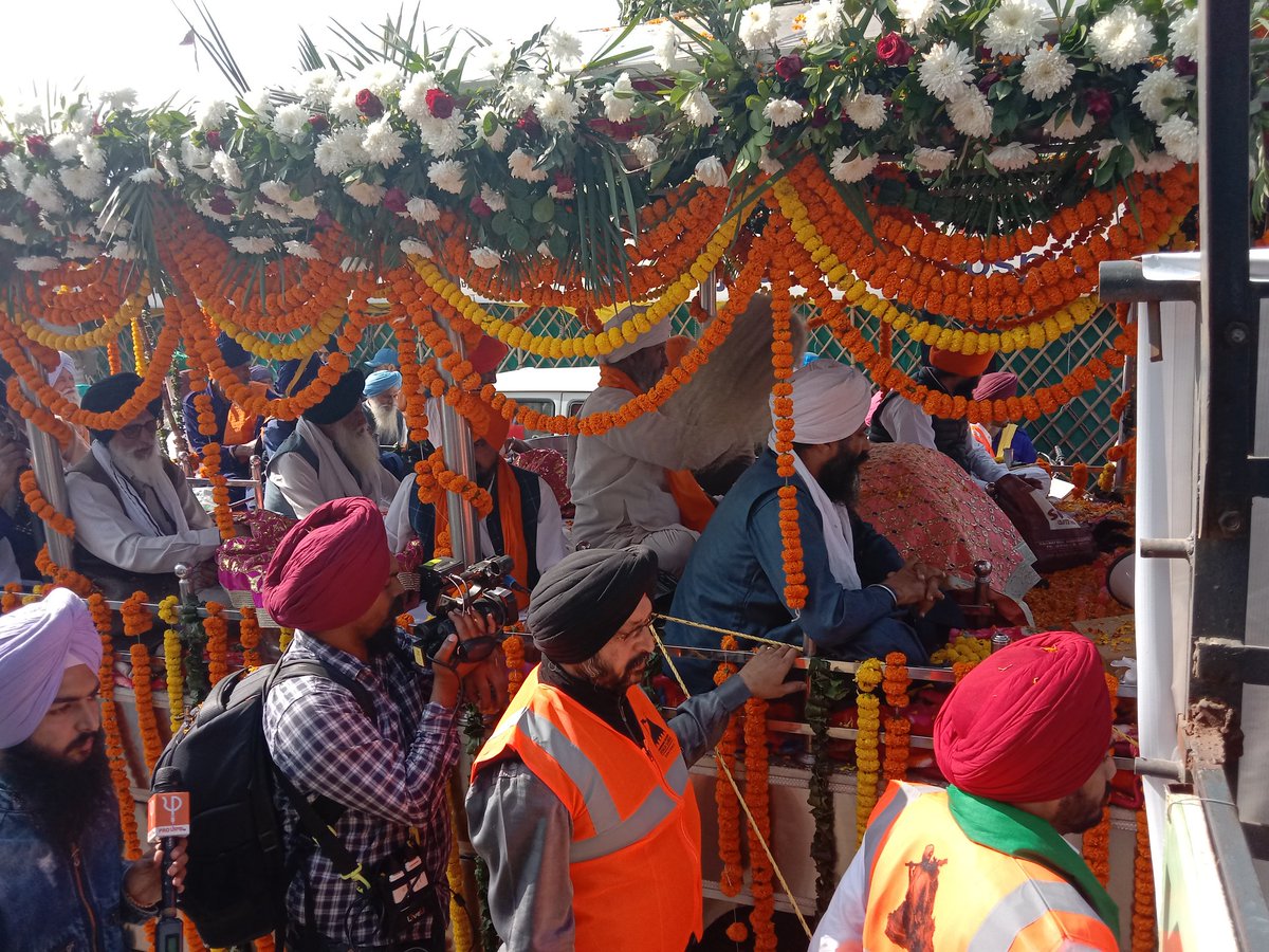 kisanektamorcha's tweet photo. सिंघु बॉर्डर पर मुख्य स्टेज से रसोई ढाबा तक नगर कीर्तन निकाला जा रहा है। https://t.co/fqUfdSVRep
