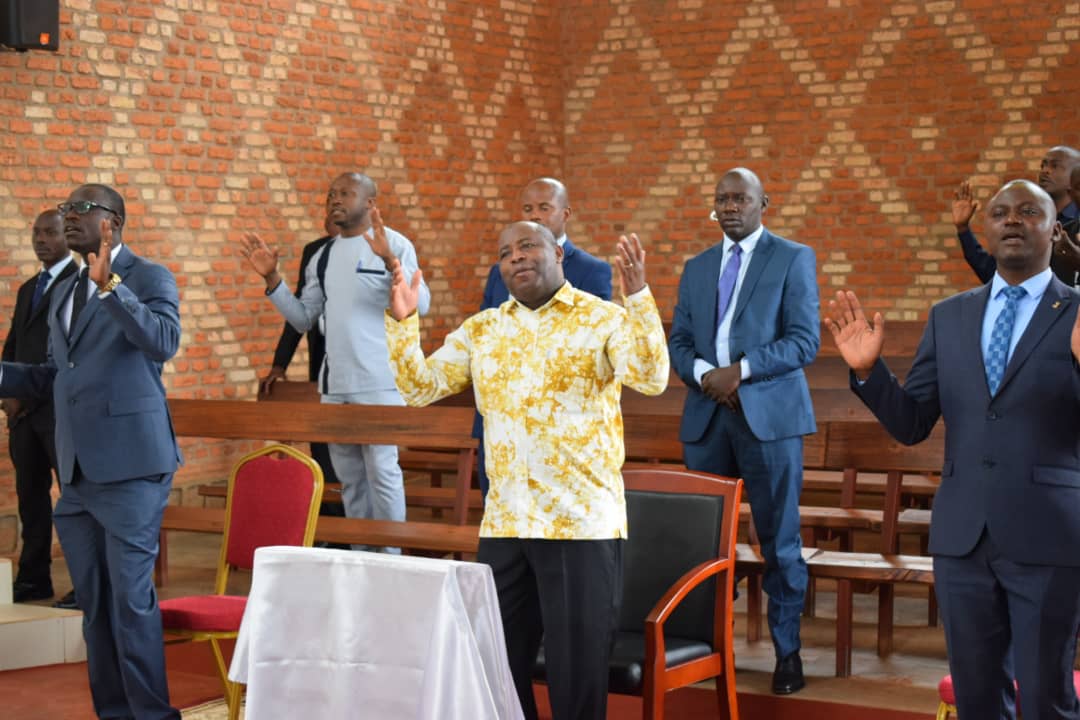 KwaNtare's tweet photo. #Burundi : Umukuru w'Igihugu Nyenicubahiro Varisito #Ndayishimiye, kuri uyu musi w'Imana, yifadikanije n'abakirisu ba Paruwasi yitiriwe  Umweranda Francisco w'i Assise ya #Magarama muri Diyoseze Nkuru ya @Gitega, mu nkuka ya misa yo kuri uyu musi mukuru wa Kirisu-Mwami. https://t.co/VIVto7GMoH