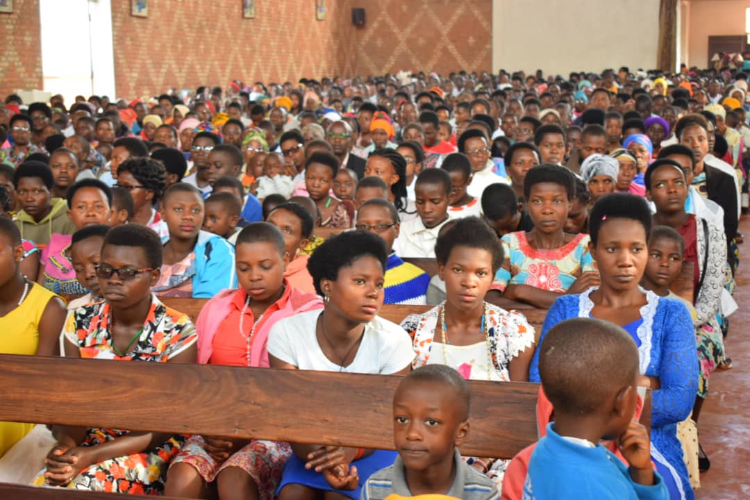 KwaNtare's tweet photo. #Burundi : Umukuru w'Igihugu Nyenicubahiro Varisito #Ndayishimiye, kuri uyu musi w'Imana, yifadikanije n'abakirisu ba Paruwasi yitiriwe  Umweranda Francisco w'i Assise ya #Magarama muri Diyoseze Nkuru ya @Gitega, mu nkuka ya misa yo kuri uyu musi mukuru wa Kirisu-Mwami. https://t.co/VIVto7GMoH