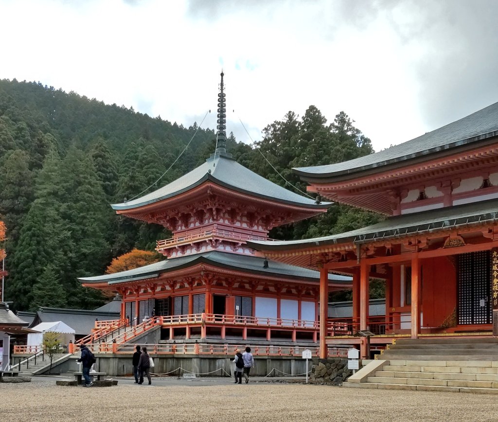 maroncherry1523's tweet photo. 娘と２泊で京都、比叡山に行きました。京都駅の大階段のイルミが綺麗でした。誰か宝塚スターが降りてくるみたいな、錯覚
後岡崎神社、南禅寺、おごと温泉に一泊して、比叡山に行きました。延暦寺の坂道、階段は思った以上きつくて筋肉痛です😰
でも、美味しいもの、食べて、楽しい２日間でした😌 https://t.co/bJUsYuyoxa