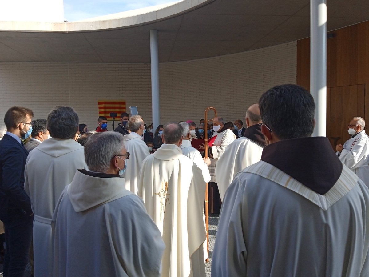 lacolumnazgz's tweet photo. 🤝 Acompañando a los #PPFranciscanos en el barrio Jesús, en la bendición y consagración de su parroquia #JesusMaestro

@iglesiaenaragon https://t.co/8mXkBaU6CQ