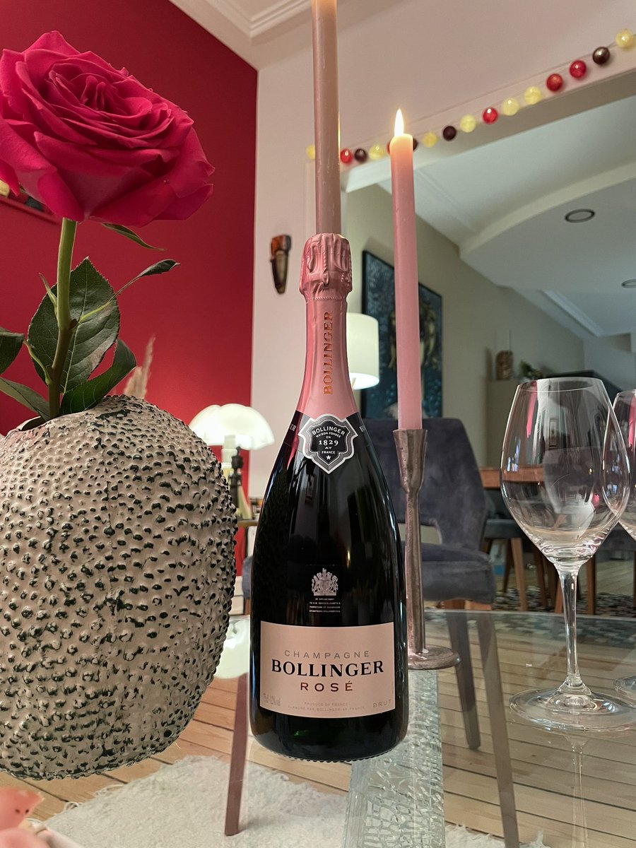 AurlienSutter's tweet photo. Retour sur plaisirs passés. Quel grand St Véran de #Guffeyns , à ne rien envier aux copains de la côte des Blancs! #Bollinger toujours épais, crémeux avec une bulle élégante. Clos la #Vougeraie à l’etoffe d’un pinot de grosse cylindrée mais encore dans une phase d’adolescence ! https://t.co/APAThn0qNL