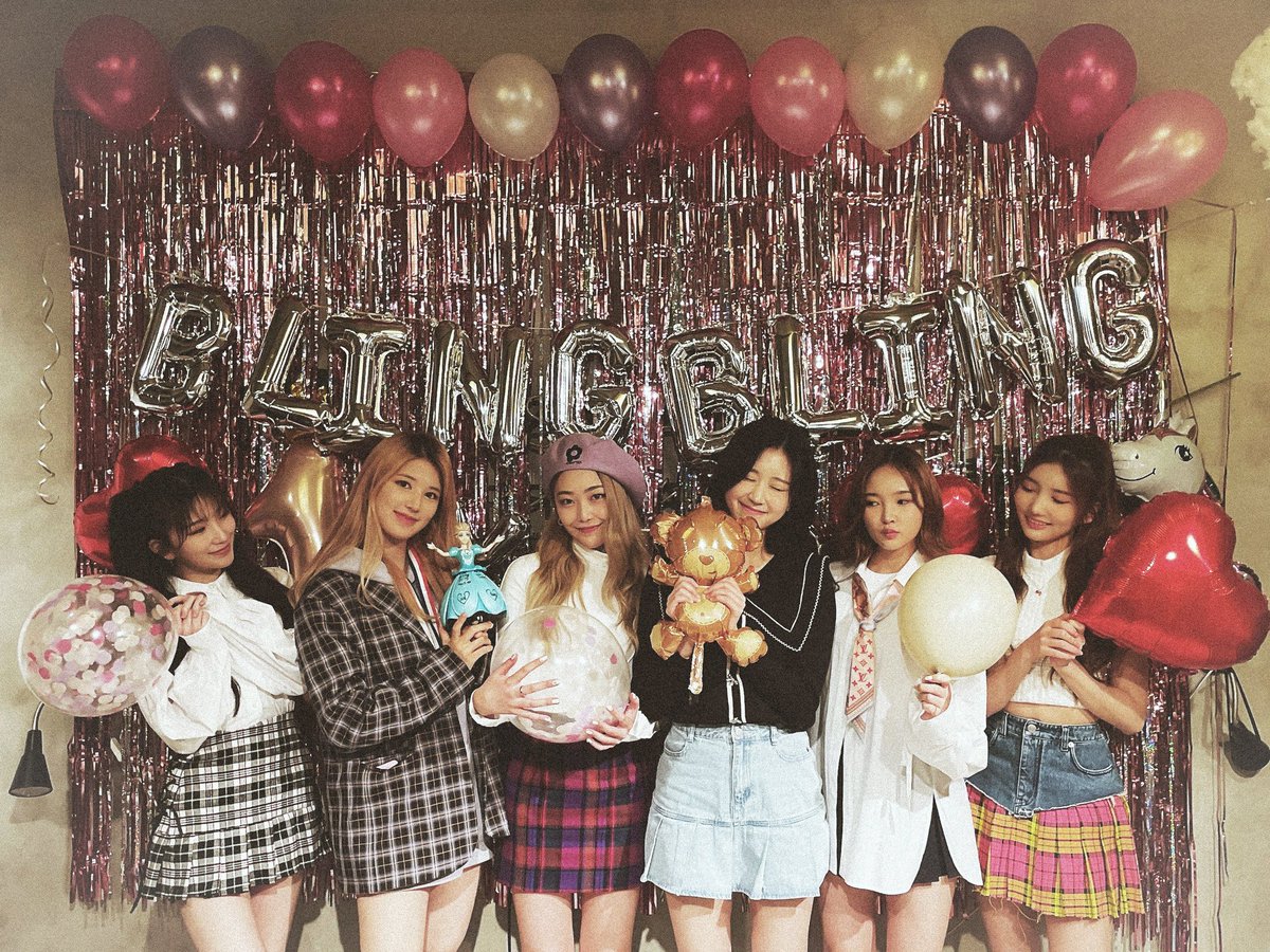 bblingbrazil's tweet photo. O #blingbling_week chegou ao fim infelizmente:(
O que acharam? Qual foi o dia que vocês mais gostaram?
Eu: O dia da live, além de termos visto nossas beldades teve o anúncio do concurso de escolha do nome do fandom! https://t.co/7txWDtRFQB