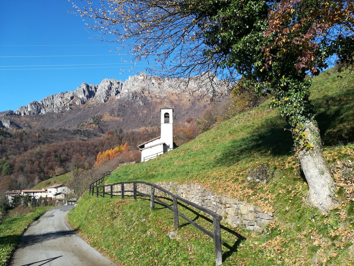 MuseoDeiTasso's tweet photo. 🍂 Il borgo di Bretto e la piccola chiesa di San Ludovico di Tolosa in una soleggiata giornata di novembre 🌞
#bretto #sanludovicoditolosa #museodeitasso #cornellodeitasso #visitbergamo #inlombardia https://t.co/Kjhk5ia8nt