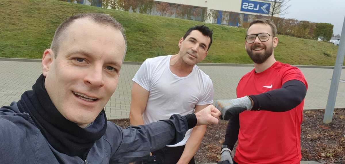 Was für ein Morgen. 3 Rnd je 5 Stationen. 15/10/5 reps +merkins dazwischen.
Bend over row/over head press
Einarm- + normale Curls
Big boys/leg lift
Step up/chest press
Dip/dip halten

Zugabe
Farmers carry+man maker ping pong
Laufen+Bobby Hurley, mky humper, Murpee
#f3dortmund