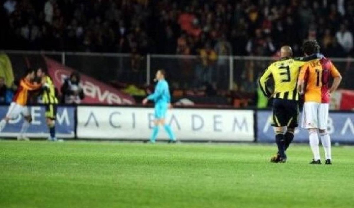 Yellowredajans's tweet photo. 🤝 Yumruklaşan Arda Turan ve Semih Şentürk'ü izleyen Lincoln ve Roberto Carlos.

📅 2009 https://t.co/JTCbNAYfPH