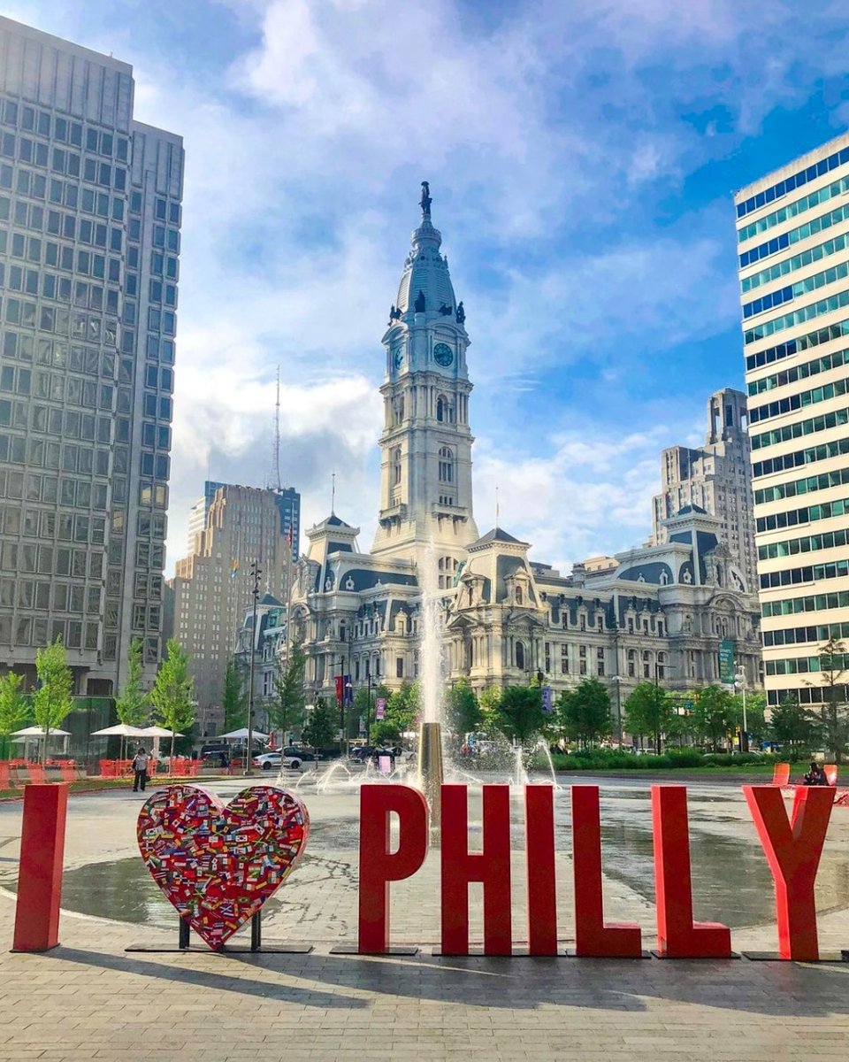 Wishing all of our <a href="/Philly_Marathon/">Philadelphia Marathon</a> runners a speedy race filled with many opportunities to soak in Philly’s best sights. 🏃🏽‍♀️🏃🏽‍♂️🏃Thank you for the iconic 📸, @hikeandrundiscovery! #philadelphiamarathon2021 #phillymarathon #ilovephilly #visitphilly