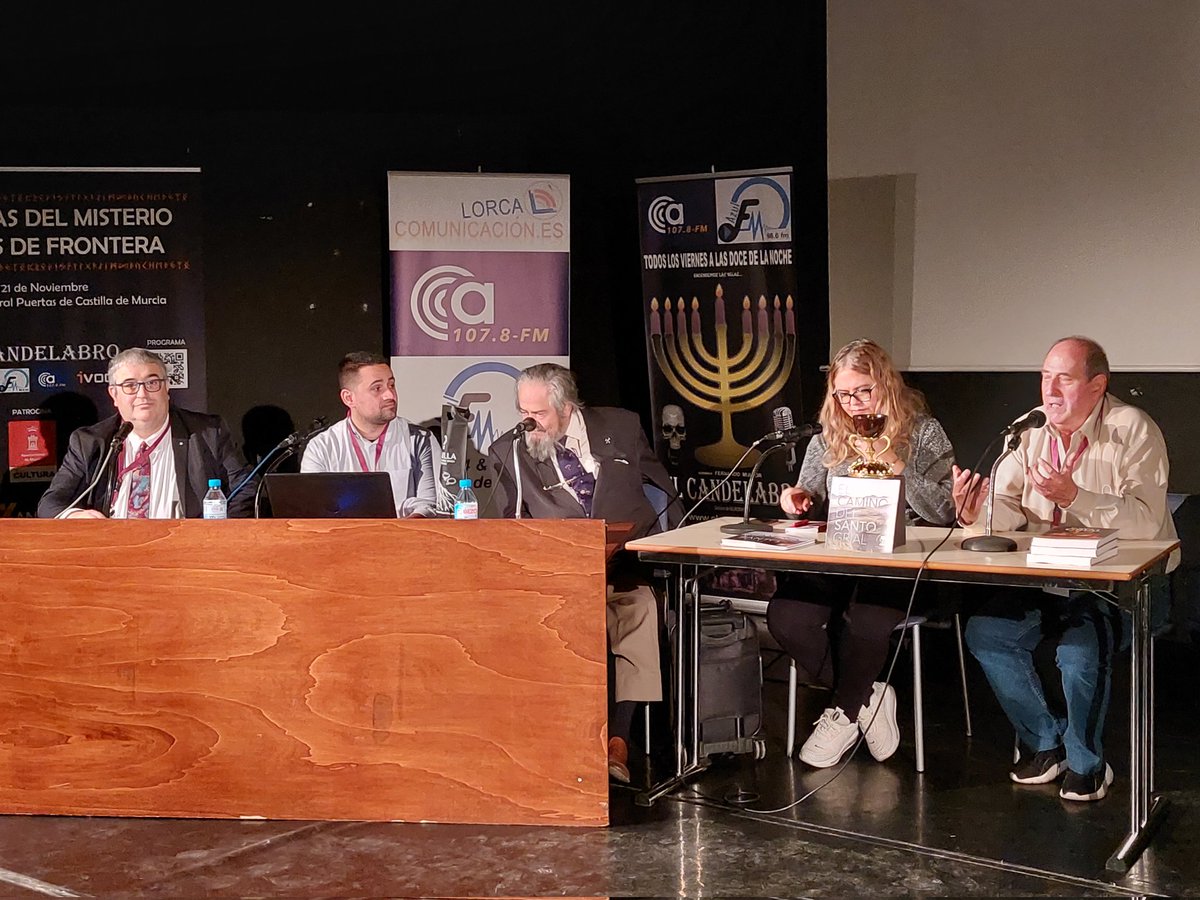 elcandelabro968's tweet photo. 🎤🪑 @AnaMafGarca1, Xabier Schez. de Amoraga y José Ignacio López de Silanes intervienen ahora en la mesa redonda: "El Santo Grial sobre la mesa con nuestros expertos". Moderan: @jfkferrer y Fernando Mullor #IVJornadasElCandelabro #JornadasMisterioyCienciasdeFrontera https://t.co/OqVMZ3QTCI