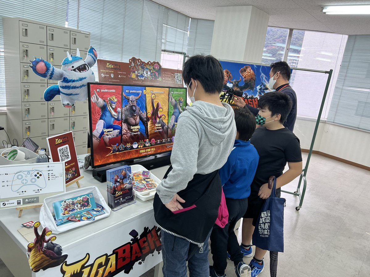 LGW_Daisuke_S's tweet photo. 熱海怪獣映画祭会場に怪獣ヴァイラスキングの着ぐるみを持って行きました。23日には他の作品の造形物も持っていけたらと思います。会場では怪獣対戦ゲーム『GIGABASH』もプレイできますよ。 https://t.co/BwJOl1CQnk