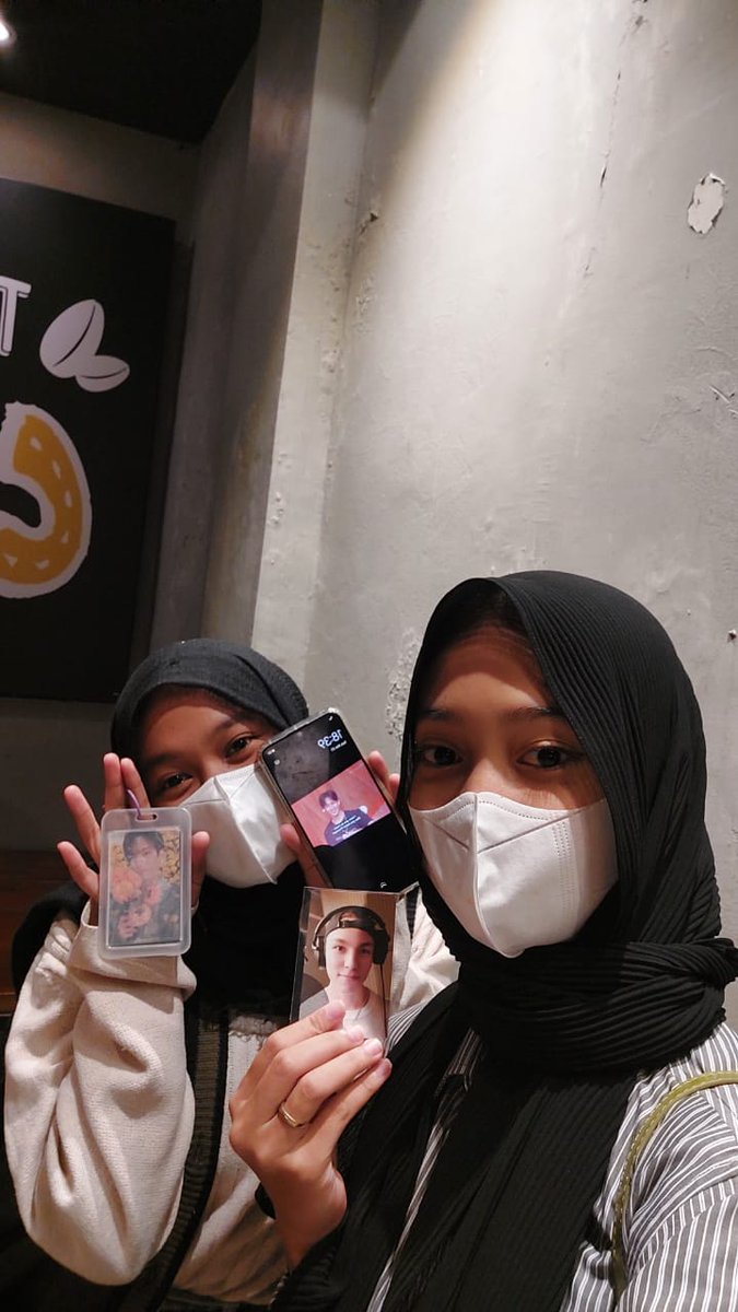 dokydokyeom's tweet photo. @sylaaac tangannya wangi juga yeee.
Special thx for @percaratan 💘💘💘💘 https://t.co/fPZx40aVx0