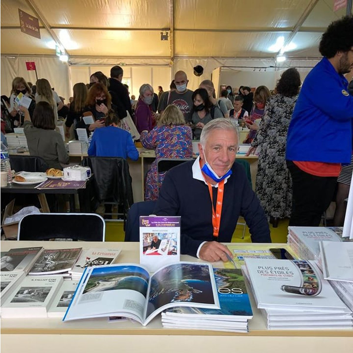 ClubVar's tweet photo. FÊTE DU LIVRE - ON VOUS ATTEND !!
Michel LUCCIONI est sous le chapiteau de la Fête du Livre à Toulon. Le Club de la Presse vous invite à venir à sa recontre. Dimanche pluvieux...  c'est idéal pour la lecture 😊📚📖
#toulon #fetedulivreduvar #michelluccioni #clubdelapresse https://t.co/7HvWJhzK4i