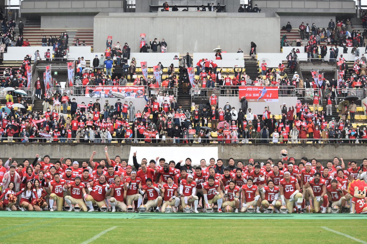 footballstore55's tweet photo. 福��SUNSがX1SUPER昇格決定
天候のすぐれない中、3262人のお客さんがいらっしゃいました。1万人計画の達成はなりませんでしたが、サンズでないと成し遂げられなかったことだと思いました。写真、両端のみなさんにはほんとに申し訳ありません。 https://t.co/uwcxa1xF65