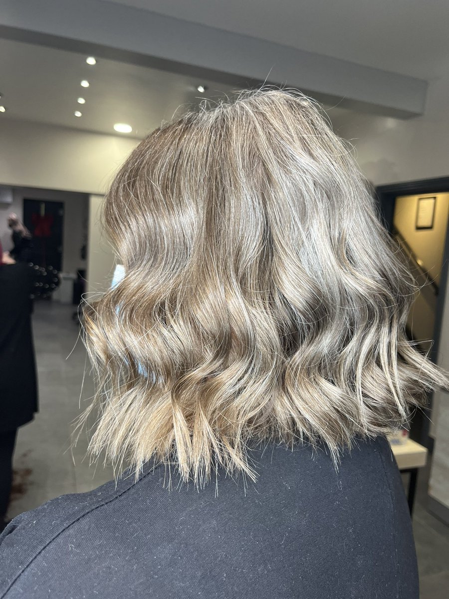 CWhiskersHair's tweet photo. π€Calling all naturally grey queens π€
True Grey is a new beautifying treatment by Wella that brightens & enhances your natural grey colour.
Creating a beautiful shiny finish with no commitment on regrowth!!
Ask your stylist for details
#greyhair #truegrey #cantoncardiff https://t.co/HleBnu7Flv
