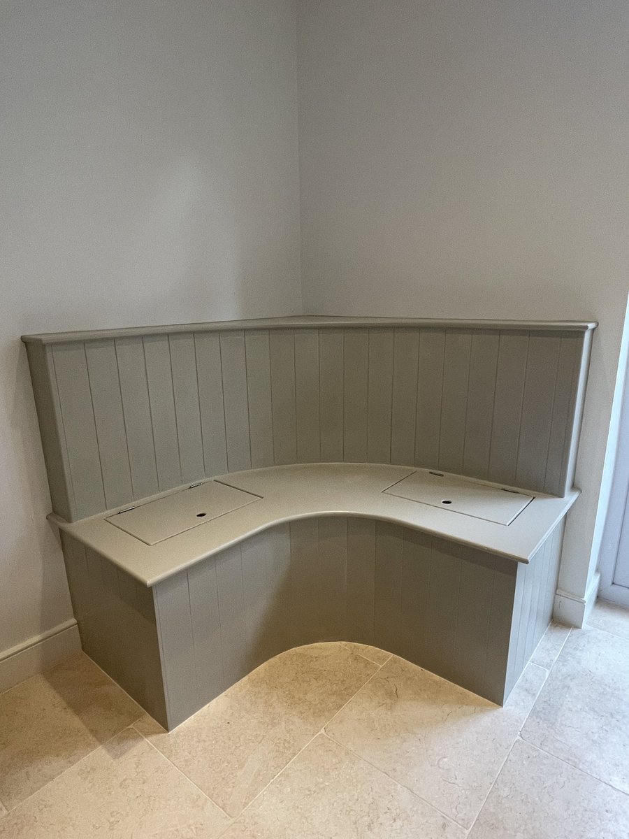 colourcraftsw's tweet image. Hand painted kitchen and curved bench seat completed in matching colour! Repeat customer who’s very happy! #colourcraftdecorators #handpaintedkitchen #farrowandball @FarrowandBall