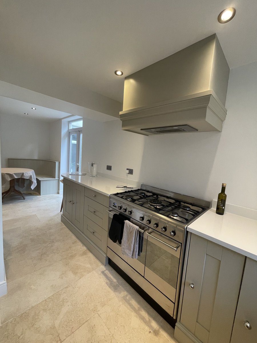colourcraftsw's tweet image. Hand painted kitchen and curved bench seat completed in matching colour! Repeat customer who’s very happy! #colourcraftdecorators #handpaintedkitchen #farrowandball @FarrowandBall