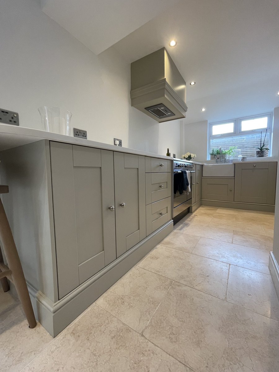 colourcraftsw's tweet image. Hand painted kitchen and curved bench seat completed in matching colour! Repeat customer who’s very happy! #colourcraftdecorators #handpaintedkitchen #farrowandball @FarrowandBall