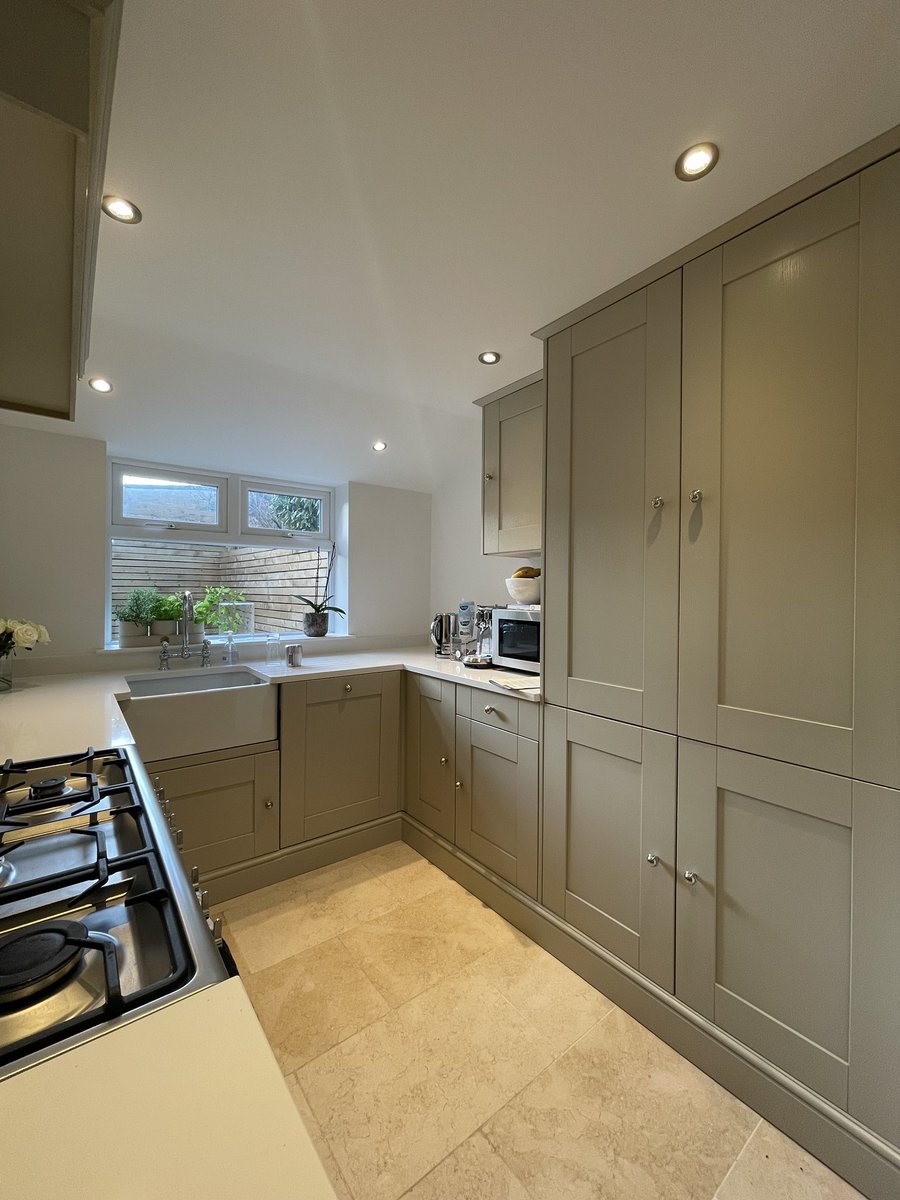 colourcraftsw's tweet image. Hand painted kitchen and curved bench seat completed in matching colour! Repeat customer who’s very happy! #colourcraftdecorators #handpaintedkitchen #farrowandball @FarrowandBall